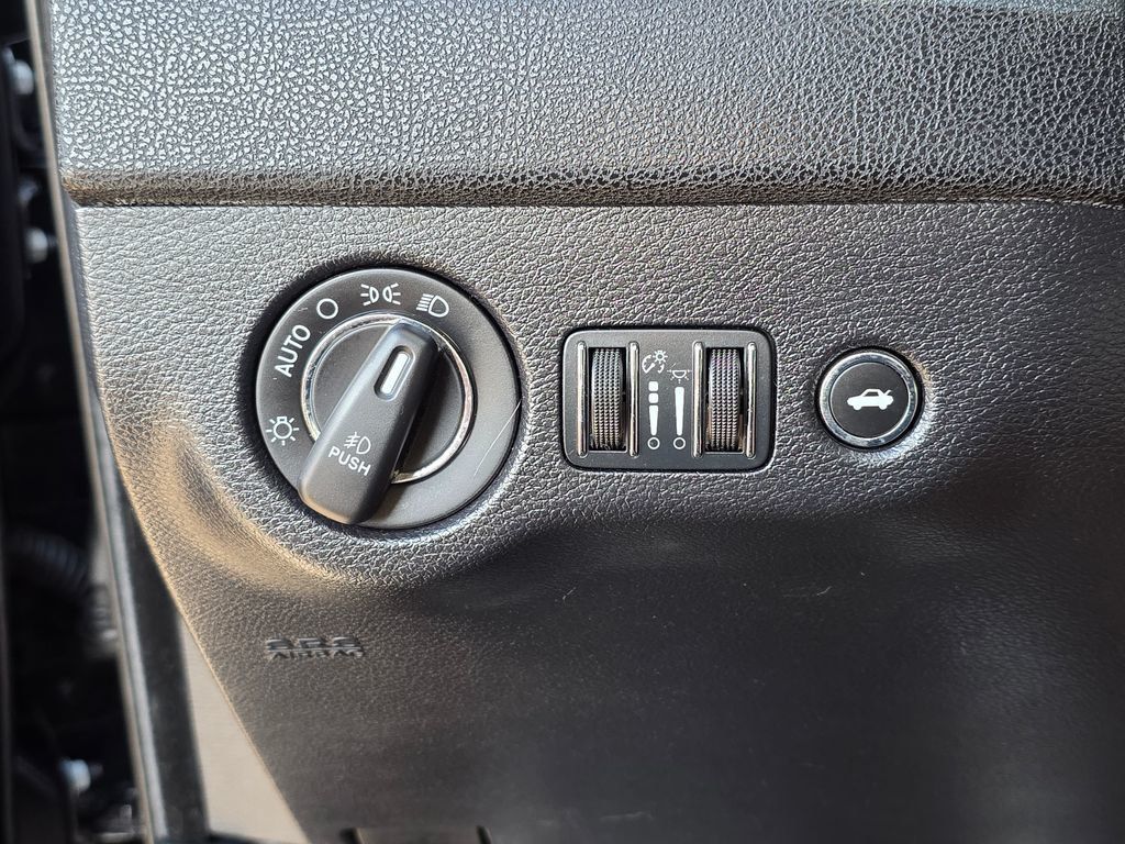 2015 Chrysler 300 4dr Sedan 300C RWD - 22999848 - 40