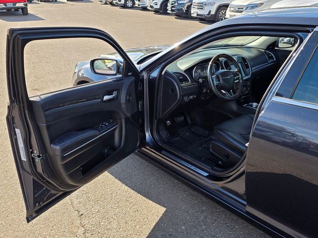 2015 Chrysler 300 4dr Sedan 300C RWD - 22999848 - 41