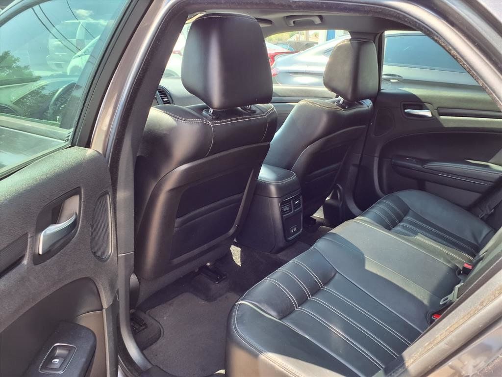 2015 Chrysler 300 4dr Sedan 300S AWD - 22937640 - 17