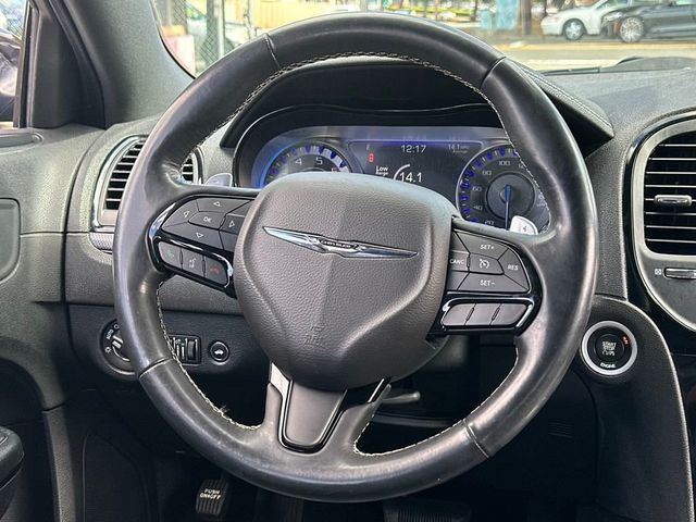 2015 Chrysler 300 4dr Sedan 300S RWD - 22940735 - 17