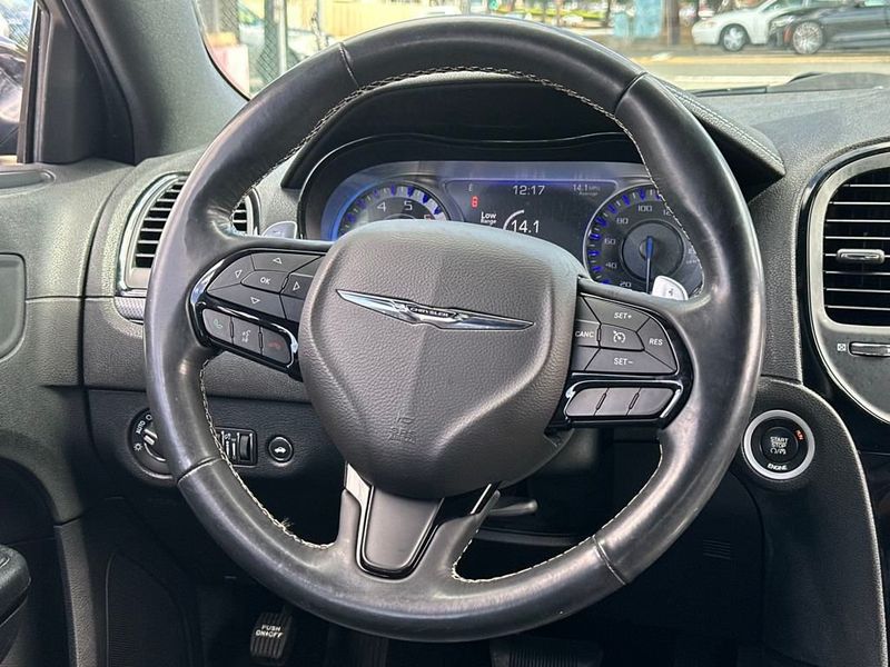 2015 Chrysler 300 4dr Sedan 300S RWD - 22940735 - 17