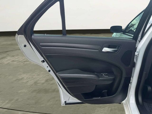 2015 Chrysler 300 4dr Sedan 300S RWD - 23040871 - 11