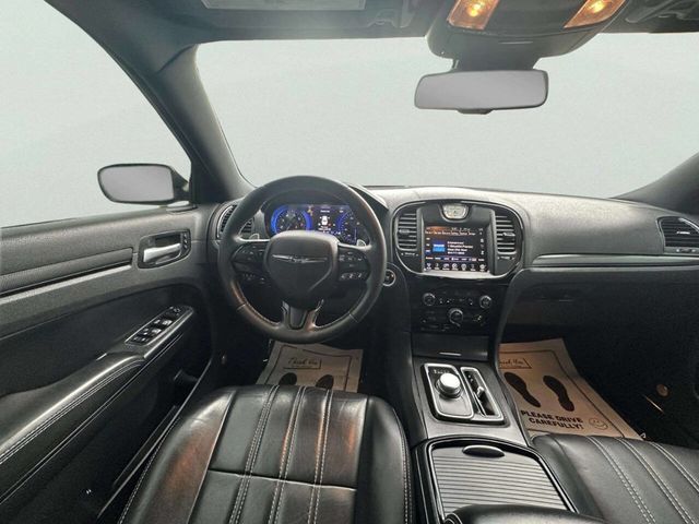 2015 Chrysler 300 4dr Sedan 300S RWD - 23040871 - 18