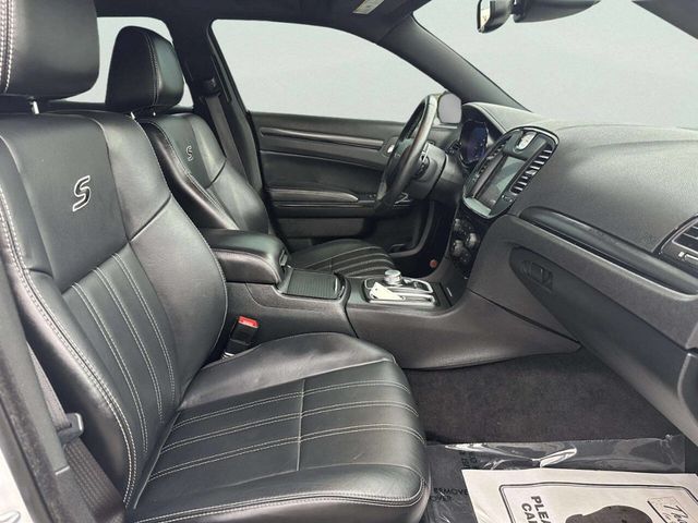 2015 Chrysler 300 4dr Sedan 300S RWD - 23040871 - 19