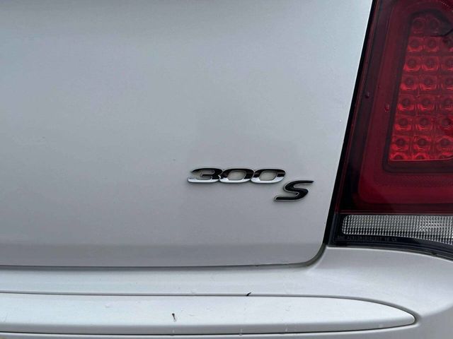 2015 Chrysler 300 4dr Sedan 300S RWD - 23040871 - 35