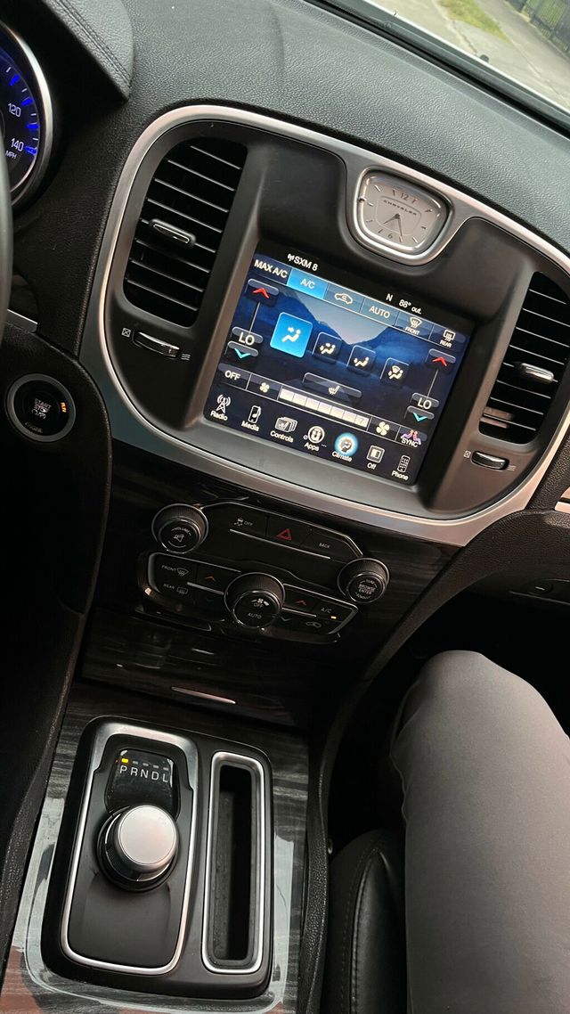 2015 Chrysler 300 4dr Sedan Limited RWD - 22853905 - 11