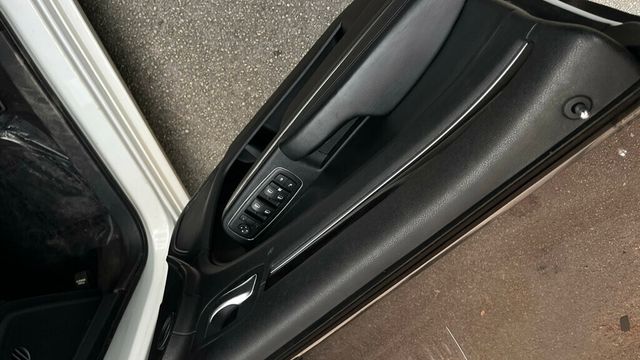 2015 Chrysler 300 4dr Sedan Limited RWD - 22853905 - 12