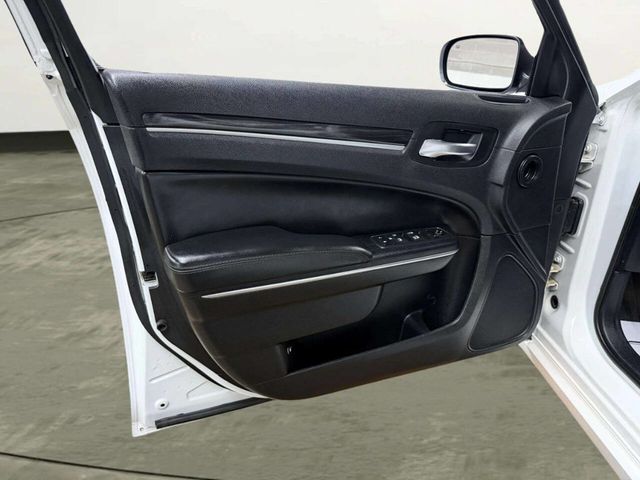 2015 Chrysler 300 4dr Sedan Limited RWD - 22989113 - 10