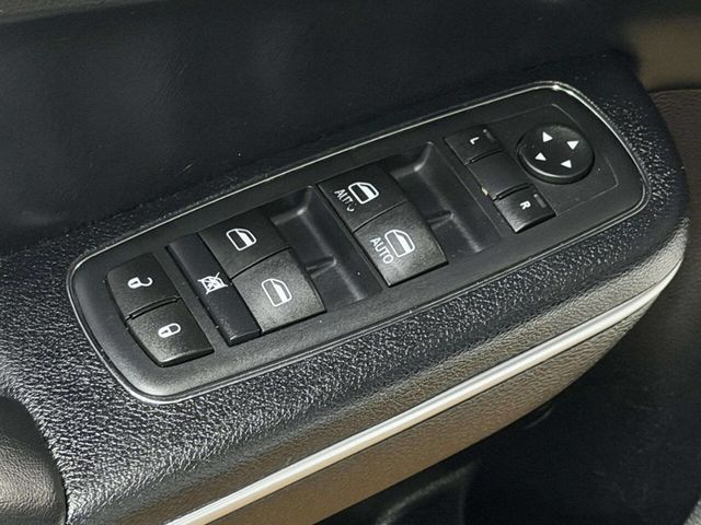 2015 Chrysler 300 4dr Sedan Limited RWD - 22989113 - 11