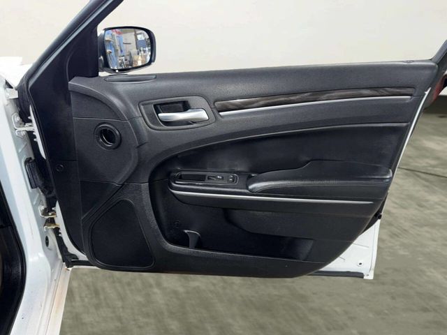 2015 Chrysler 300 4dr Sedan Limited RWD - 22989113 - 25