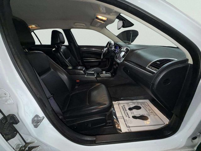 2015 Chrysler 300 4dr Sedan Limited RWD - 22989113 - 26