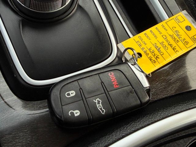 2015 Chrysler 300 4dr Sedan Limited RWD - 22989113 - 54