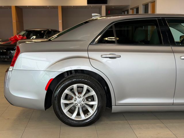 2015 Chrysler 300 4dr Sedan Limited RWD - 22999609 - 16