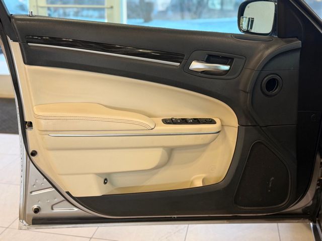 2015 Chrysler 300 4dr Sedan Limited RWD - 22999609 - 17