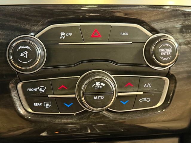 2015 Chrysler 300 4dr Sedan Limited RWD - 22999609 - 32