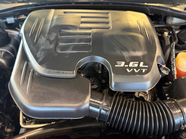 2015 Chrysler 300 4dr Sedan Limited RWD - 22999609 - 36