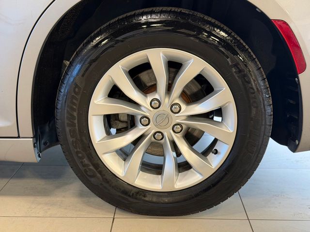 2015 Chrysler 300 4dr Sedan Limited RWD - 22999609 - 38