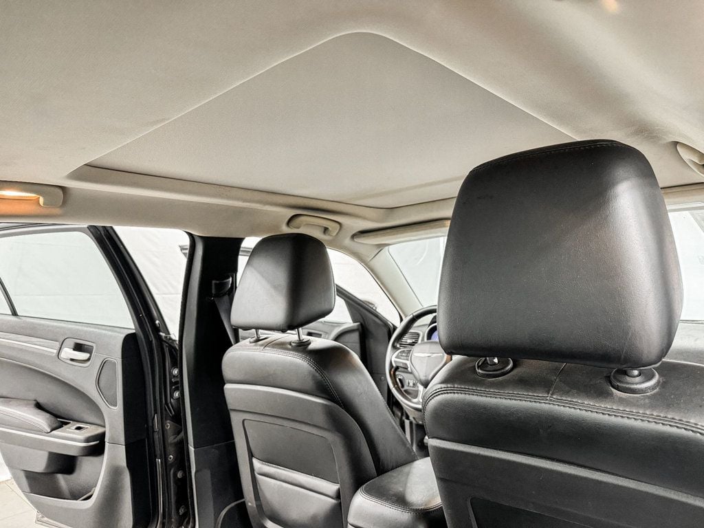 2015 Chrysler 300 Limited photo 12