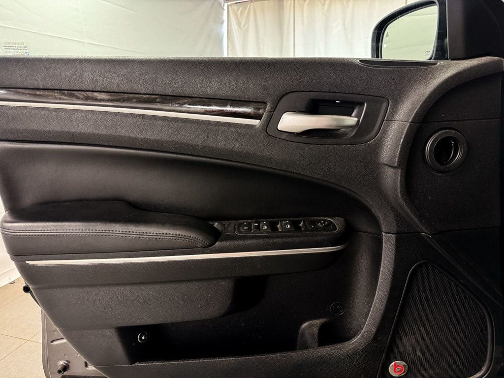 2015 Chrysler 300 Limited photo 14