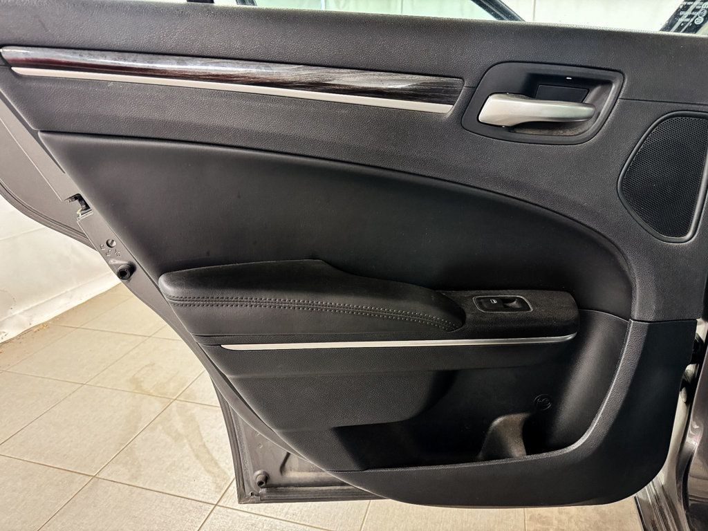 2015 Chrysler 300 Limited photo 15