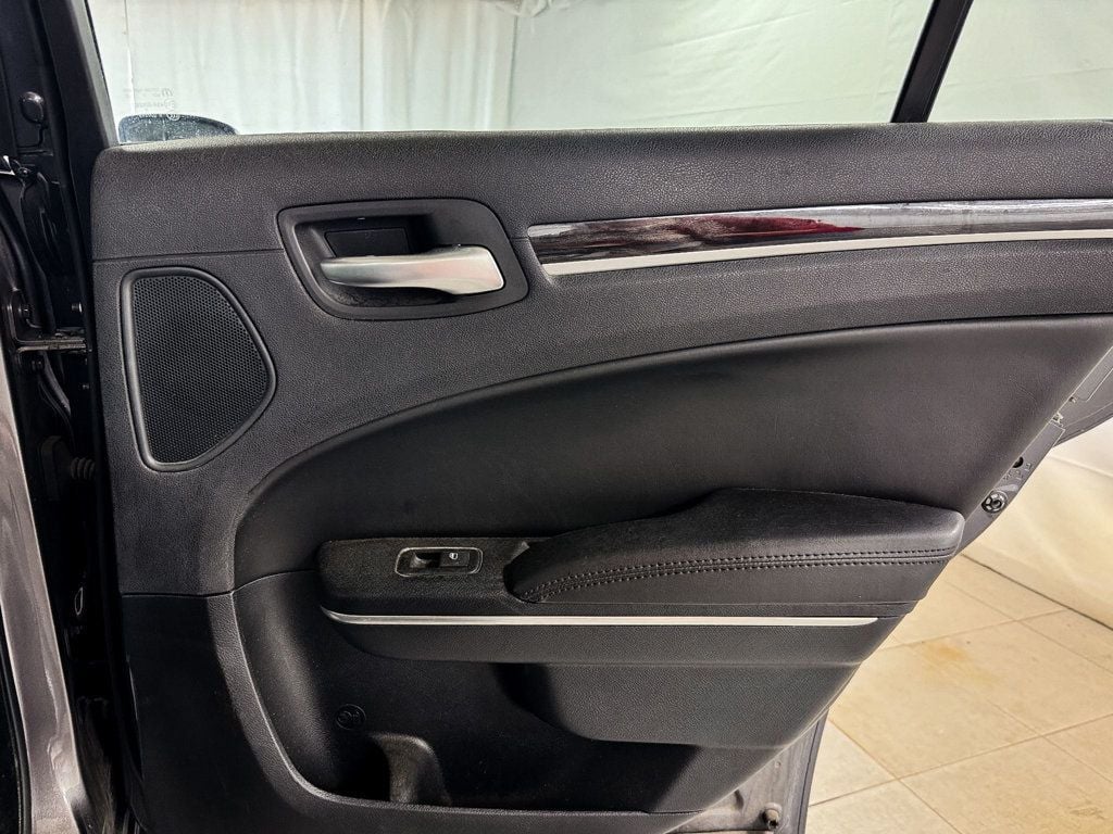 2015 Chrysler 300 Limited photo 16