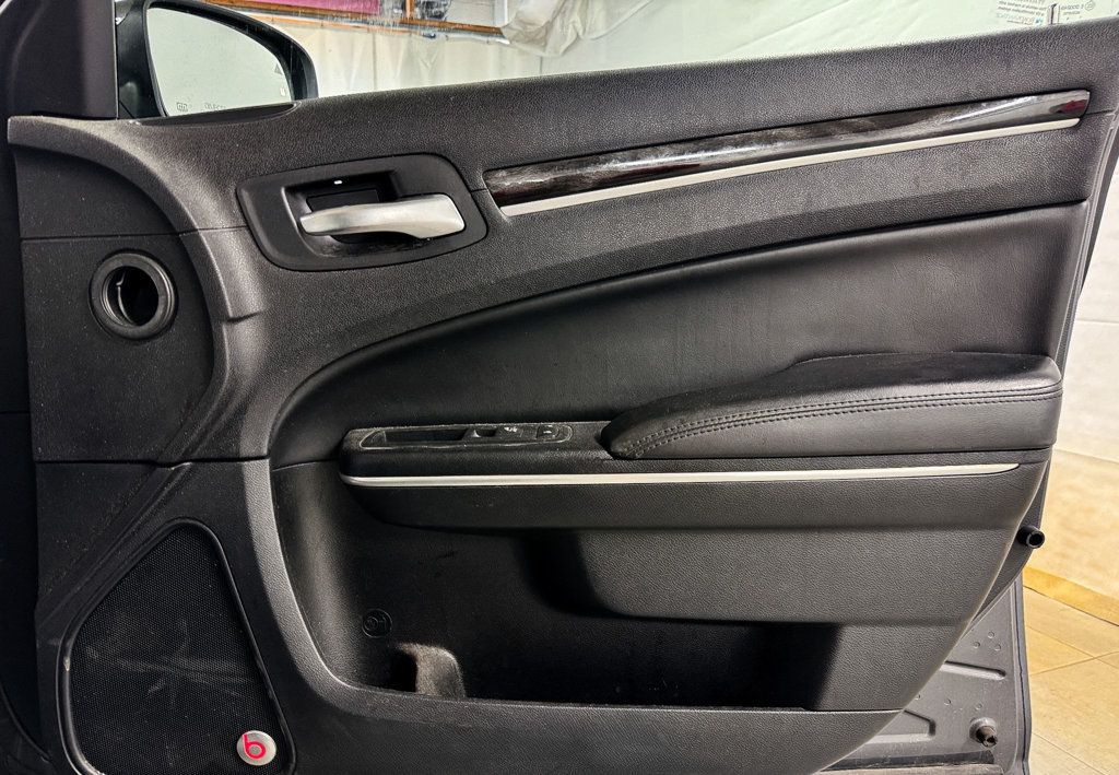 2015 Chrysler 300 Limited photo 17