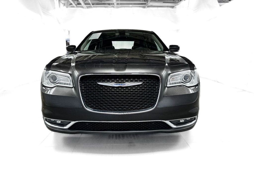 2015 Chrysler 300 Limited photo 2