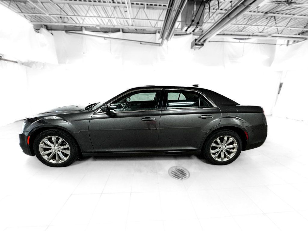 2015 Chrysler 300 Limited photo 3