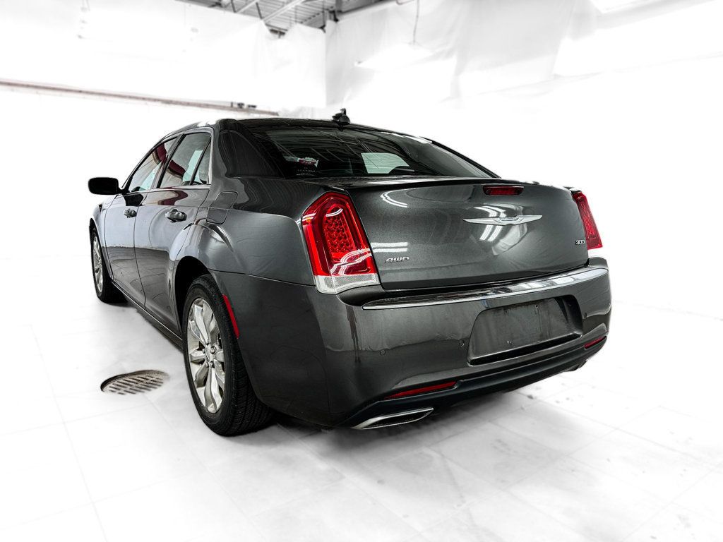2015 Chrysler 300 Limited photo 4