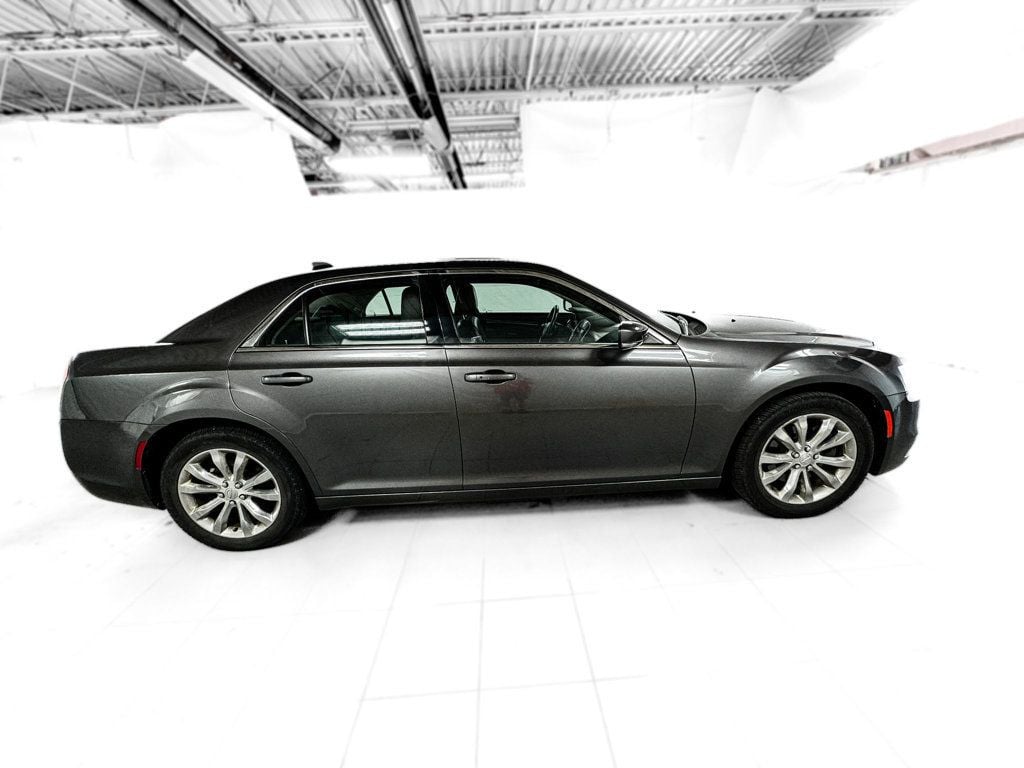 2015 Chrysler 300 Limited photo 6