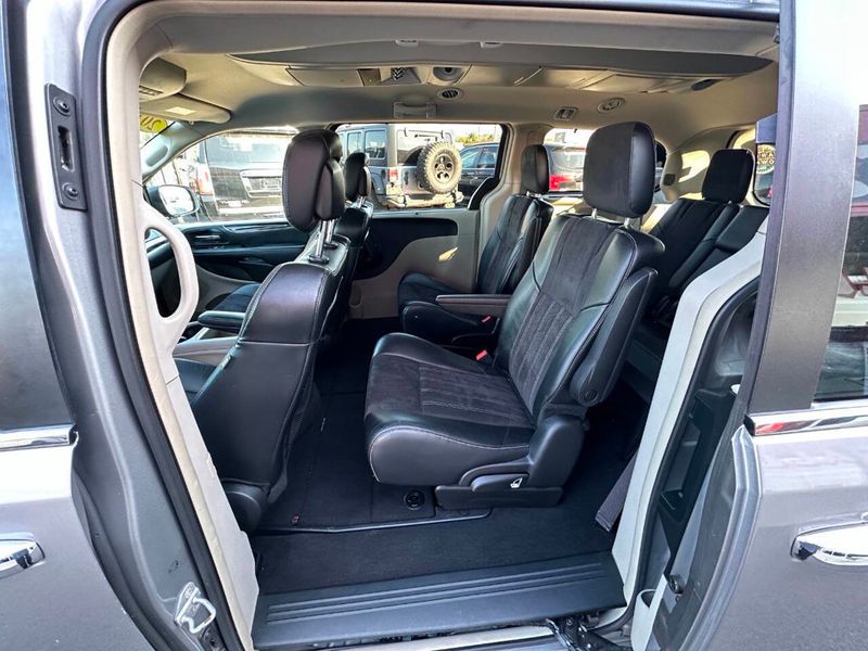 2015 Chrysler Town & Country 4dr Wagon Limited - 22925111 - 16