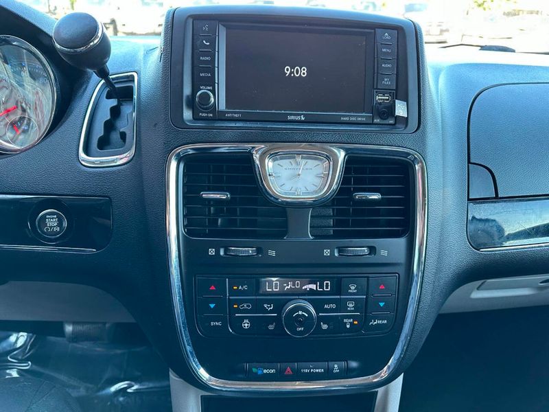 2015 Chrysler Town & Country 4dr Wagon Limited - 22925111 - 38