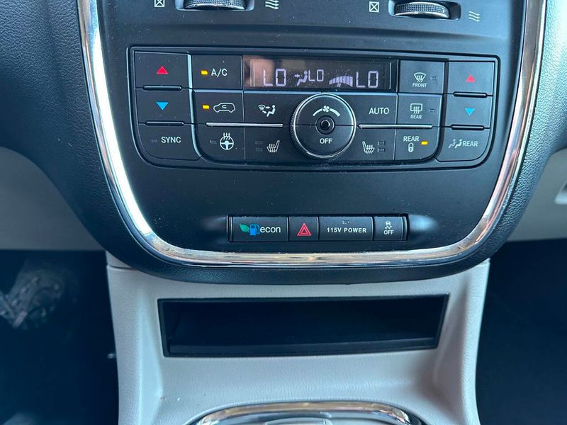 2015 Chrysler Town & Country 4dr Wagon Limited - 22925111 - 44