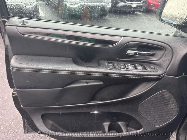 2015 Chrysler Town & Country 4dr Wagon S - 22990582 - 11