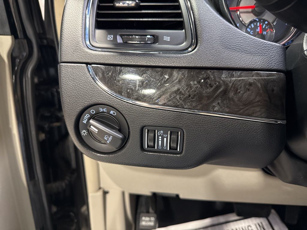 2015 Chrysler Town & Country 4dr Wagon Touring - 23002443 - 15