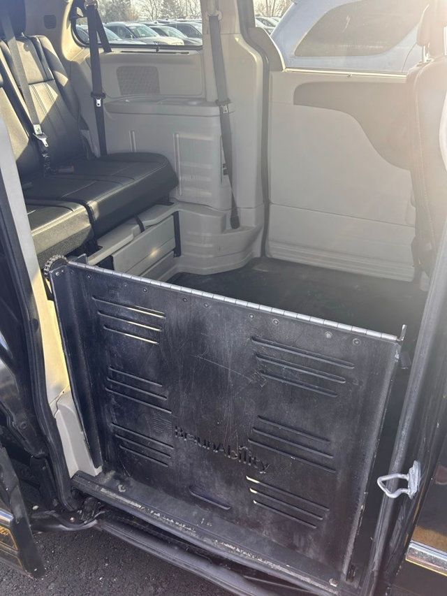 2015 Chrysler Town & Country 4dr Wagon Touring - 23002443 - 1