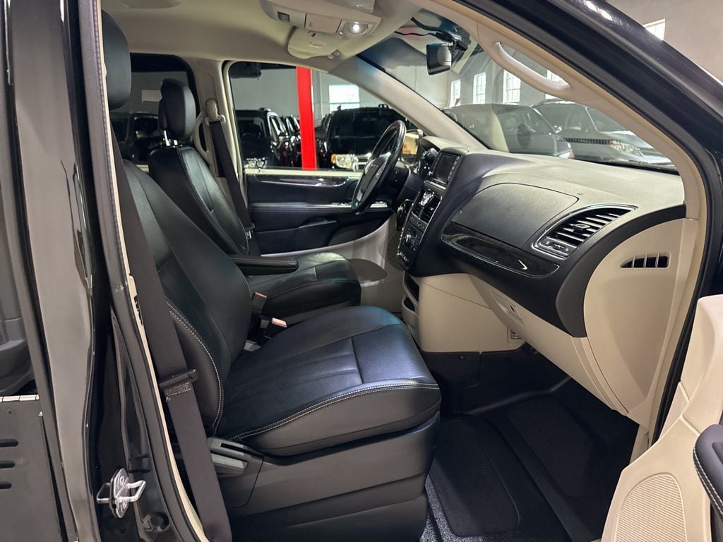 2015 Chrysler Town & Country 4dr Wagon Touring - 23002443 - 39