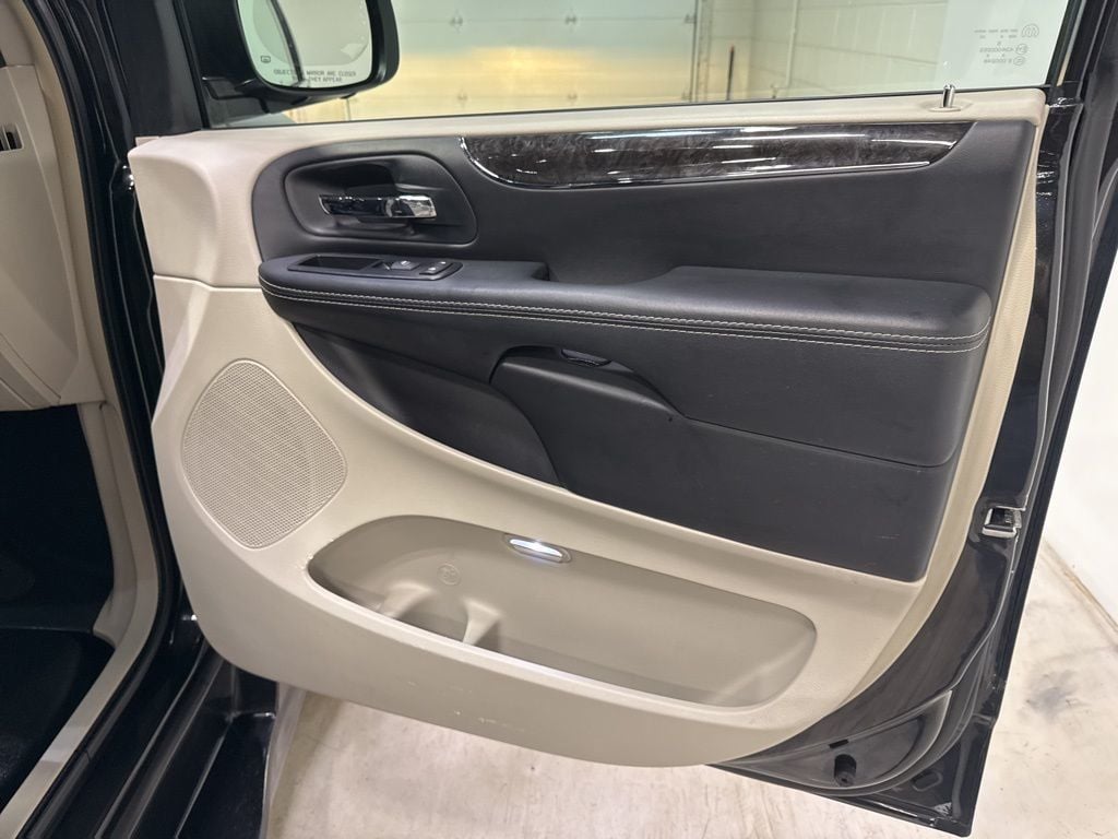 2015 Chrysler Town & Country 4dr Wagon Touring - 23002443 - 42