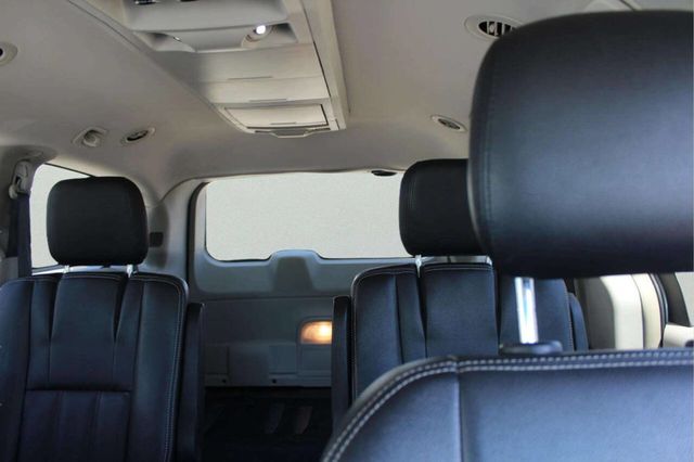 2015 Chrysler Town & Country 4dr Wagon Touring - 23028461 - 9