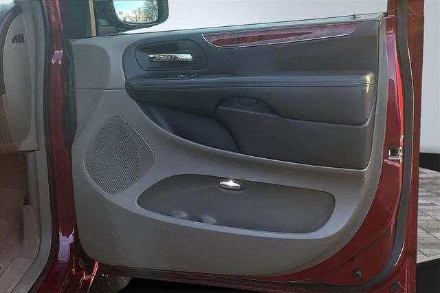 2015 Chrysler Town & Country 4dr Wagon Touring - 22970011 - 16