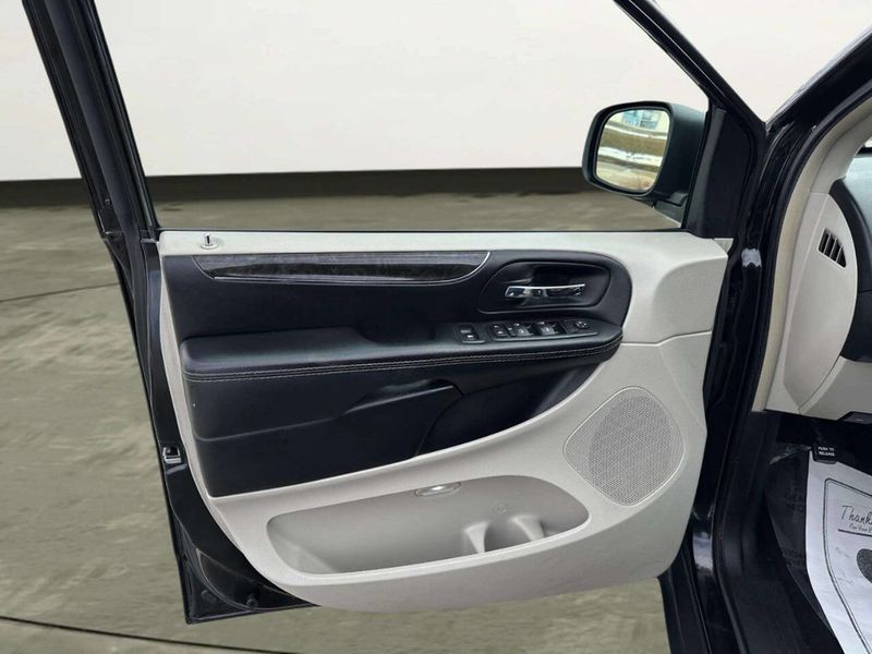 2015 Chrysler Town & Country 4dr Wagon Touring-L - 22981227 - 9