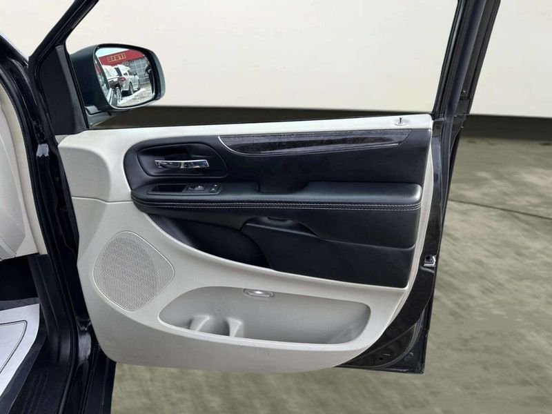 2015 Chrysler Town & Country 4dr Wagon Touring-L - 22981227 - 17