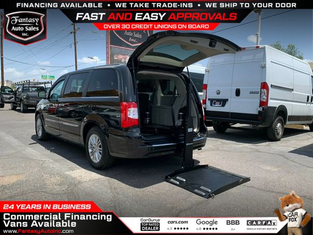 2015 Chrysler Town & Country Touring-L's photo