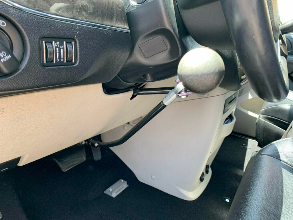 2015 Chrysler Town & Country 4dr Wagon Touring-L 1-OWNER LOW MILES HANDICAP ACCESSIBLE W/TV - 23028910 - 3