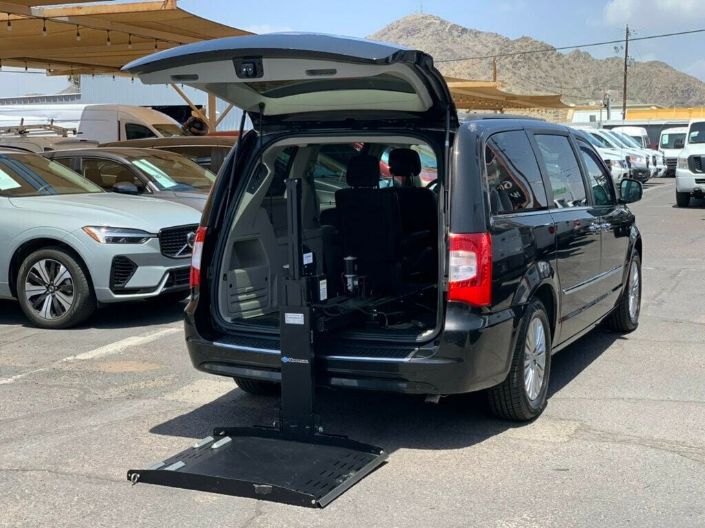 2015 Chrysler Town & Country 4dr Wagon Touring-L 1-OWNER LOW MILES HANDICAP ACCESSIBLE W/TV - 23028910 - 5