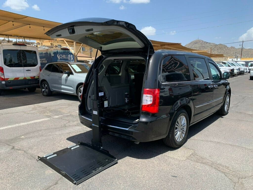 2015 Chrysler Town & Country 4dr Wagon Touring-L 1-OWNER LOW MILES HANDICAP ACCESSIBLE W/TV - 23028910 - 6