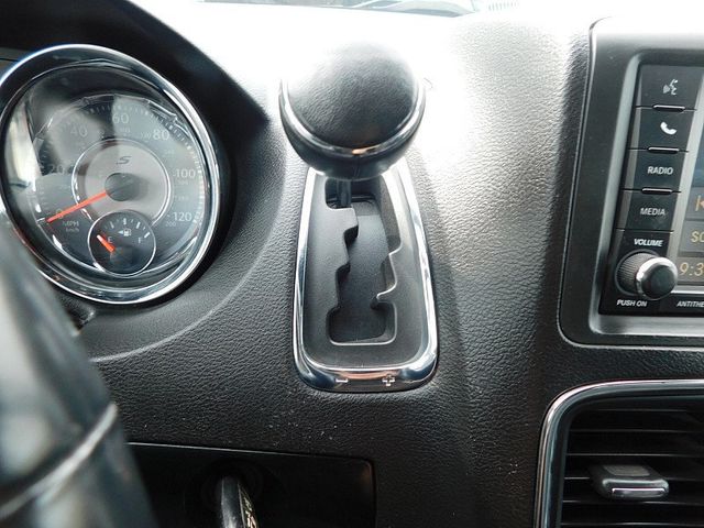 2015 Chrysler Town & Country 4d Wagon S - 22867397 - 9