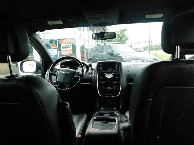 2015 Chrysler Town & Country 4d Wagon S - 22867397 - 19