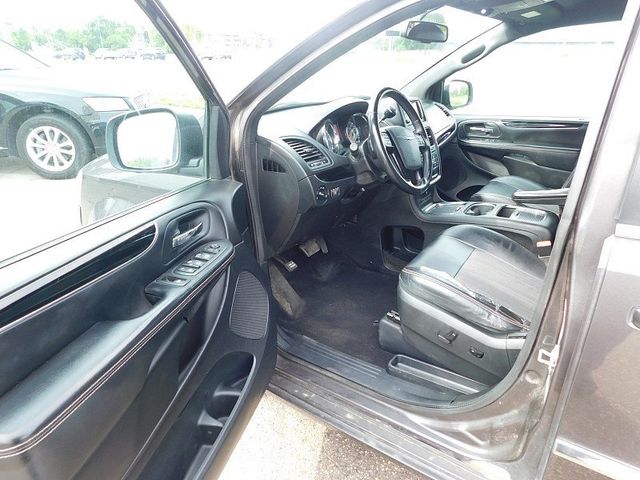 2015 Chrysler Town & Country 4d Wagon S - 22867397 - 6