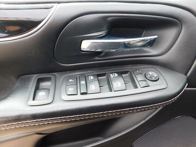 2015 Chrysler Town & Country 4d Wagon S - 22867397 - 7